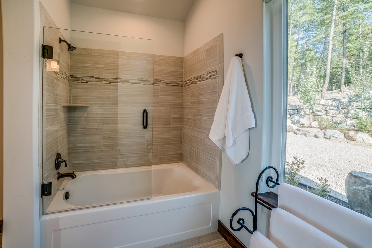 Shower & Tub Installation in La Rosita